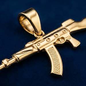Colgante Premium Monarch Noir Rifle en Tono Dorado con Detalles Negros, Colgante de Moda Urbana de Lujo - Product Image 2