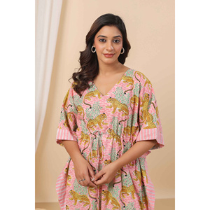 เดรสยาวผ้าฝ้ายสีชมพู Fayra Sher Bagheera Wild Rose รุ่น Kaftan ดีไซน์หรูหรา ตกแต่งด้วยโครเชต์ ฟรีไซส์ - Product Image 1