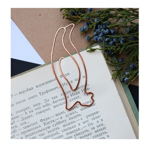 Marcapáginas de Metal Contemporáneo para Accesorios de Libros Modernos que Mejora la Experiencia de Lectura con un Toque Metálico - Product Image 1