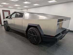 Propre et fiable 2024 Crew Cab AWD Automatique Gauche R18 Offre 600 ch 0-60 mph en 4,1s Autonomie de 340 miles - Product Image 2