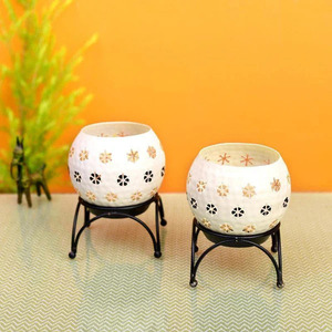 Soporte de luz de té de metal blanco Diseño elegante y caprichoso Soporte de luz de té colgante inspirado en mariposas - Product Image 1