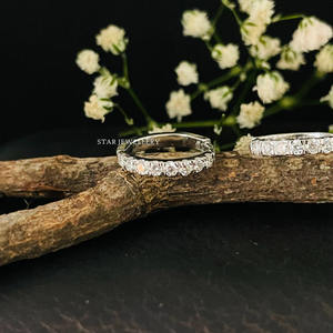 Boucles d'oreilles Huggie en or massif 14 carats avec diamant naturel. - Product Image 3