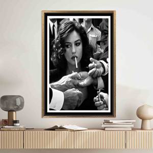 Impresión en Lienzo de Estilo Vintage: Mujer Fumando en Blanco y Negro, Arte Cinematográfico Retro, Lienzo con Marco Dorado - Product Image 1