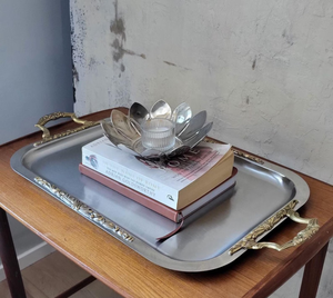 Plateau rectangulaire en métal, plateau de service vintage, plateau en métal orné, plateau argenté et doré, plat de service décoratif, plateau de service de luxe - Product Image 2