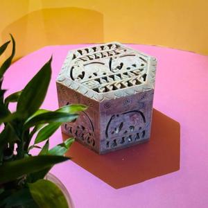 Joyero de alta calidad hecho a mano a un precio económico, solución de almacenamiento personalizable con tallado directamente aquí - Product Image 1