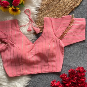 Blusa estilo cuello en V con hermoso trabajo de tubería Materiales de blusa Georgette espalda de seda abierta con manga de pasta de corte única - Product Image 3