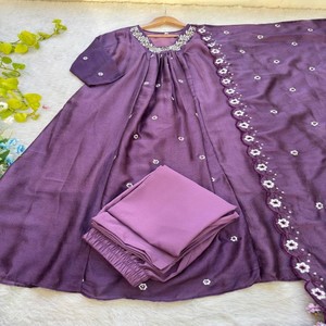 ชุดเดรสผ้าไหม Vichitra แบบพรีเมี่ยม3ชิ้นพร้อมงานแฮนด์เมดกางเกงอึเนยและชุดเดรสแบบปักสำหรับงานปาร์ตี้และงานรื่นเริง - Product Image 2