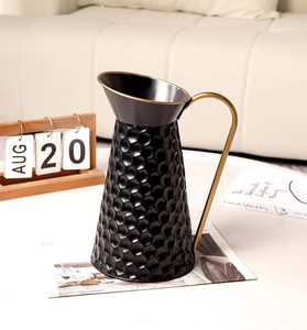 Jarrón de Metal de Diseño con Cuerpo y Asa Texturizados para Decoración Floral en Interiores de Hogar, Hotel, Bodas y Eventos - Product Image 5