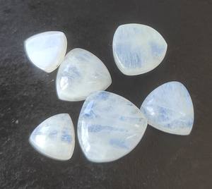 พลอยมูนสโตนธรรมชาติทรงไตรลิออนขนาด 4 มม.-30 มม. แบบหลังแบน สำหรับทำเครื่องประดับ ขายส่ง - Product Image 1