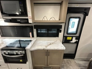 Used 2025 Jayco Jay F-l-i-g-h-t Slx 287BHS camping Truck ready for sale - Product Image 5