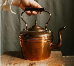 กาน้ำชาทองแดงแบบพิเศษพร้อมรายละเอียดประณีต เหมาะสำหรับใช้เป็นของขวัญหรือของตกแต่งในครัวสไตล์โบราณ - Product Image 2