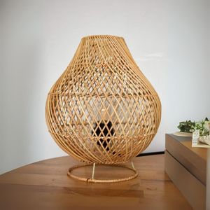 Lampe de table en rotin naturel fabriquée à la main avec abat-jour vintage pour la décoration de salon ou d'hôtel à la maison - Product Image 1