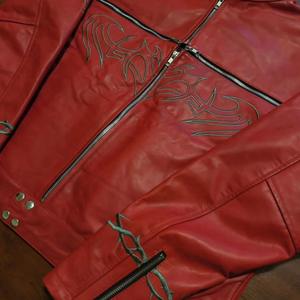Chaqueta gótica de motociclista en cuero rojo con diseño personalizable y transpirable - Product Image 2