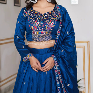Conjunto de Lehenga Choli de Seda Azul Real Unity Luxure con Bordado Intenso y Dupatta a Juego, Ropa de Boda Premium - Product Image 1