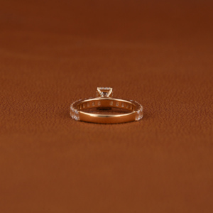 แหวนหมั้นเพชรสำหรับผู้หญิงแหวนหมั้นเพชรเม็ดเล็กสีทองมรกตชุบทองหรูหราประดับเพชรด้านข้าง - Product Image 3