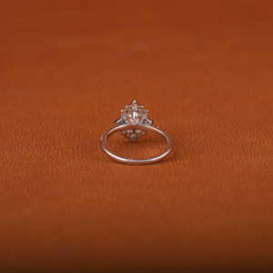 Anillo de compromiso solitario de diamante cultivado en laboratorio de corte esmeralda, Oro Sólido de 14 quilates con pera y acento de corte redondo, anillo de diamantes, regalo para mujer - Product Image 4