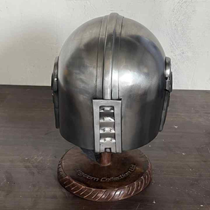 Casco de Metal mandaloriano hecho a mano de Venta caliente con soporte de exhibición gratis Casco de calidad premium Regalo para fanáticos y coleccionistas - Product Image 1