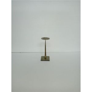 Candelabro de Hierro Fundido con Acabado en Latón de Estilo Moderno de Mediados de Siglo |   Adorno Artesanal de Mesa con Forma de Portavelas Alto y Cónico de Estilo Geométrico Abstracto - Product Image 6