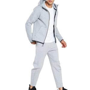 Chándal de entrenamiento para hombre diseñado para rutinas de fitness y uso casual, con textura suave y cómoda, disponible para venta en línea. - Product Image 1