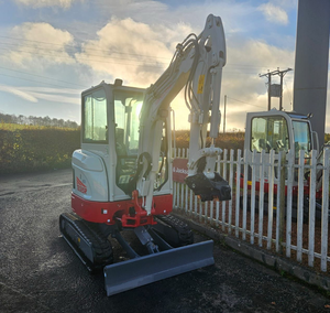 TAKEUCHI TB325R Mini-excavatrice sur chenilles compacte Takeuchi TB325R, couleur blanc et rouge - Product Image 2