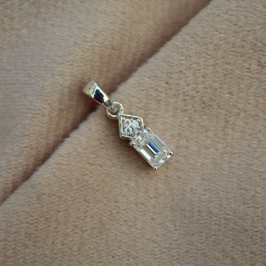 Colgante de moissanita pequeño y ligero para cadena, colgante pequeño y delicado para regalo de graduación - Product Image 5