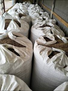 Granulés de bois de haute qualité en forme de briquettes, combustible naturel pour système de chauffage, haute densité, teneur en cendres 9,9 %, valeur calorifique 99,9 J - Product Image 3