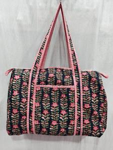 Bolsa de Viaje de Fin de Semana de Algodón Boho, Duradera, de Gran Capacidad, Deportiva y de Lujo, con Estampado Floral en Bloques y Acolchada - Product Image 5