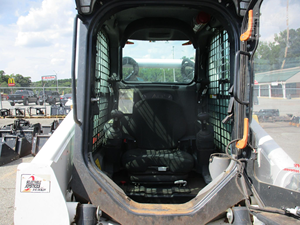 รถตักล้อยาง Bobcats T770 พร้อมอุปกรณ์ตัดหญ้า ใช้เครื่องยนต์ดีเซล Kubota พร้อมมอเตอร์แบริ่งปั๊ม รับน้ำหนักได้ 200 ตัน รุ่นปี 2023 - Product Image 4