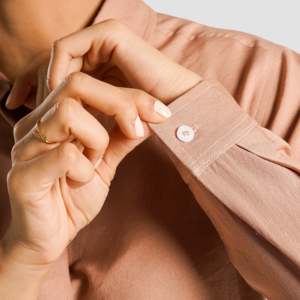 เสื้อเชิ้ตติดกระดุมแบบพื้นฐานสำหรับใส่ออกกำลังกาย สีผิว - Product Image 6