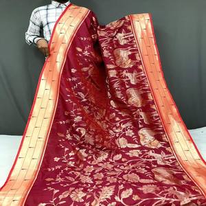 Sari de Seda Paithani Pura y Suave VASTRA COTTAGE, Pallu Rico, Diseños Tradicionales en 3D, Patrones Étnicos con Bordado Dorado y Plateado para Mujer - Product Image 5