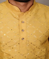 SÉQUENCE ATTRACTIVE EN SOIE DOUCE ARGENT ET MATE AVEC BRODERIE TRAVAIL KURTA PAYJAMA VÊTEMENT DE FÊTE PRIX DE GROS VÊTEMENT ETHNIQUE