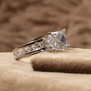 Bague de fiançailles avec diamant coupe princesse solitaire avec accent pour femme - Product Image 3