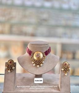 Ensemble de collier antique indien Regal avec boucles d'oreilles assorties Design de mariée lourd pour les femmes assistant à des mariages et à des rassemblements culturels - Product Image 4