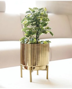 Maceta contemporánea de metal alto con acabado negro mate suave diseñada para esquinas elegantes y plantas de interior - Product Image 4