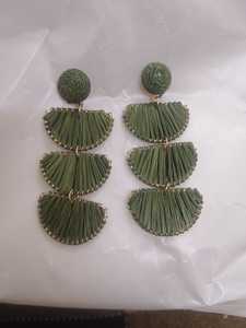 Boucles d'oreilles en cristal et perles de rocaille faites sur mesure pour la revente, artisanales, par des artisans qualifiés, couleurs vibrantes, style moderne pour les fêtes - Product Image 2