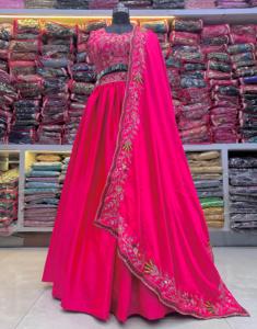 Lehenga Choli de diseñador elegante con hilo intrincado y trabajo de secuencia perfecto para bodas festivas y ocasiones especiales - Product Image 5