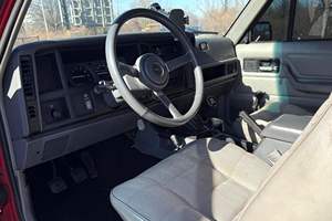 Jeep Cherokee Sport 4x4 de 1994 d'occasion, sans réserve, boîte manuelle 5 vitesses, moteur 6 cylindres 4,0 litres, 4 roues motrices, modifications tout-terrain - Product Image 4