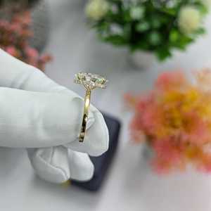 Bague de fiançailles ovale en diamant halo caché certifié DEF VVS-VS, 4,10 carats au total - Product Image 4