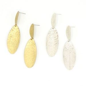 Délicate feuille oblongue sarcelle goutte et boucles d'oreilles créoles classiques en laiton bijoux de mode que nous apprécions - Product Image 2