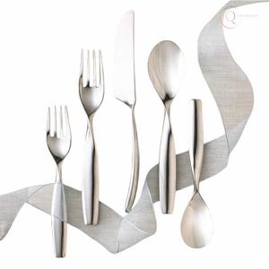 Ensemble de couverts en acier inoxydable de luxe pour la maison, la cuisine et les fêtes |   Ensemble de couverts cuillère, fourchette et couteau écologiques et modernes pour les repas quotidiens - Product Image 1