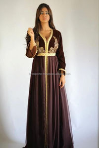 Caftan en tissu de soie de couleur marron avec une belle broderie dorée sur le dessus avec un travail de dentelle sur le côté - Product Image 2