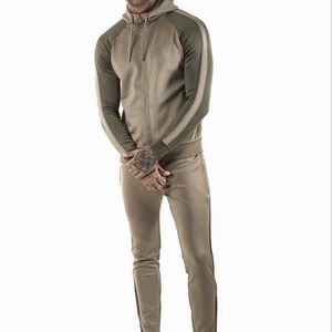 Ensemble coupe-vent streetwear en coton 100% de haute qualité avec logo personnalisé, nouveau design pour hommes, ensemble de shorts imperméables à capuche, ensembles de survêtements courts - Product Image 1