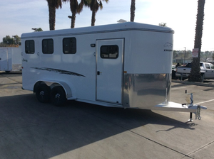 Remolque Liberty 3Horse de 6' 8" x 19' en venta |   Casa moderna y económica para caballos, ideal para exposiciones de viaje y transporte, con 3 ventanas laterales. - Product Image 3