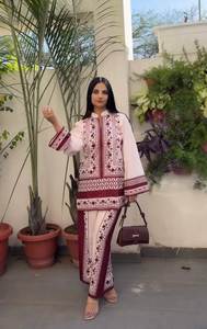 Parfait pour Diwali/Holi/Eid Festive Special cousu en soie, et mélanges de velours avec du cristal butta travail Salwar Kameez With Stole - Product Image 4