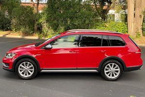 Volkswagen Golf Alltrack S 2019 d'occasion en excellent état, boîte manuelle 6 vitesses, transmission intégrale, rouge Tornado, provenance Californie, sans réserve - Product Image 2