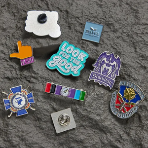 Pins en émail personnalisés pour Comic Con, vente en gros, épingles de revers amusantes à thème dessin animé, badges métalliques mignons d'anime, lot de broches tendance pour sacs - Product Image 2