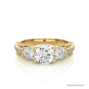 1.08 CT แหวนหมั้นเพชรทองคำสีเหลืองทองปลูกในแล็บทรงกลมของขวัญครบรอบสามหินสำหรับแหวนเพชร CVD ของเธอ - Product Image 1