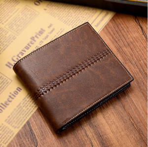 Cartera marrón con un diseño único de costuras en zigzag en la parte delantera. Disponible a precio de mayorista. - Product Image 1