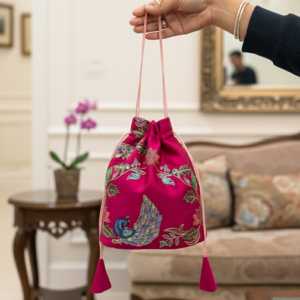 Bolso de Mano de Lujo Estilo Clutch, Color Fucsia Peacock Banarasi, con Forro de Satén, Decoración de Perlas, para Bodas y Eventos - Product Image 1