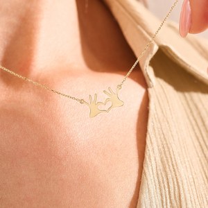 Collier minimaliste chrétien en argent sterling 925 plaqué or rhodié, mains d'amour délicates, cœur, couleur personnalisée, unisexe, romantique - Product Image 4